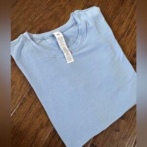 NEW ALO yoga All Day Short Sleeve shirt - LIMITED EDITION sky blue